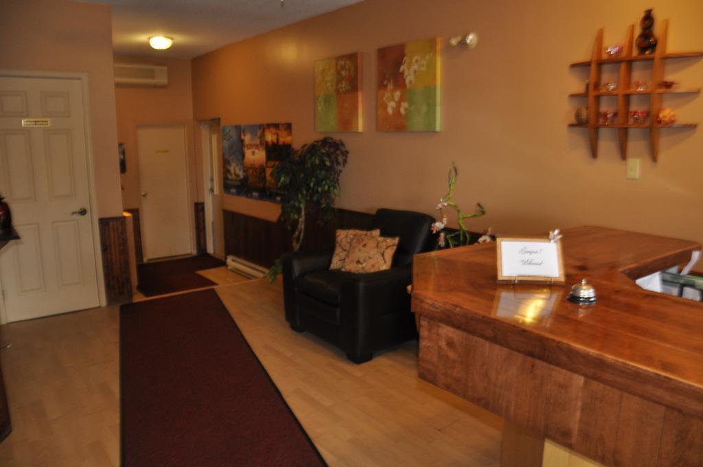 Motel Les Pignons Verts Buckingham Esterno foto